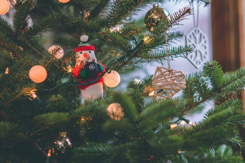 When and how to buy the best pre-lit Christmas trees