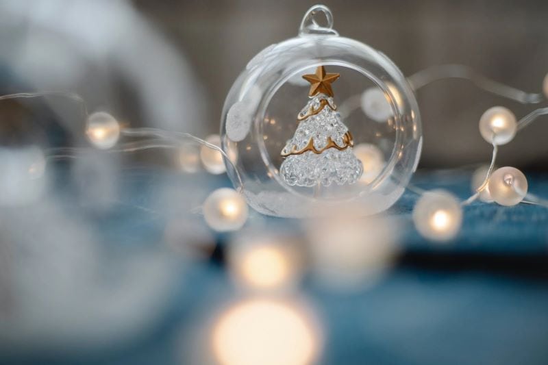 4 Tips to Decorate Office Artificial Christmas Trees